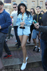 组图：蕾哈娜悉尼海港现身大秀美腿