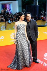 组图：《太平轮》剧组压轴红毯 蔡琳甜蜜挽男友