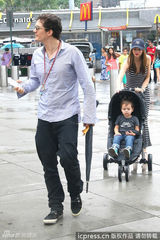 组图：米兰达-可儿推爱子出街 爸爸奥兰多探路