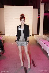 组图：文咏珊清爽亮相时装展 黄耀明展留须造型