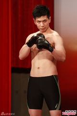 高清图：2012亚洲先生首次面试 泳裤示人奇招尽出