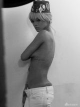 组图：蕾哈娜真空示范慈善T裇 不慎凸点走光