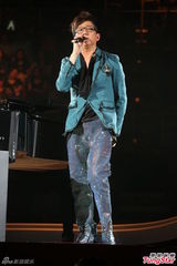 组图：伦永亮演唱会尾场 即兴拉叶德娴上台合唱