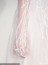 组图：女主持Keltie Knight白色拖地裙抢镜