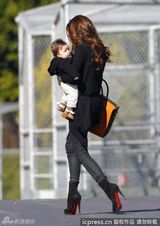 组图：贝克汉姆户外当模范奶爸 维多利亚在旁看护 