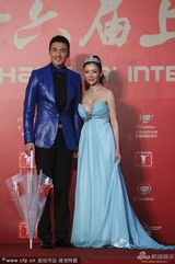 组图：《战争女王》剧组彭丹胡兵亮相红毯