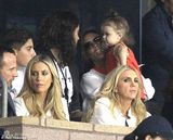 组图：贝嫂为女儿梳“冲天娇” 小七龇牙咧嘴