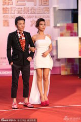 组图：艾怡良性感秀美腿 工作人员蹲地理裙摆