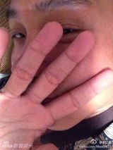 台歌手李立崴微博生前照 爱萌犬自侃酷似梁家辉