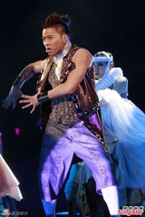 组图：big4开演唱会发红封包 互曝成员糗事