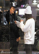 组图：吴克羣与赌王爱女街头秀爱 同返爱巢