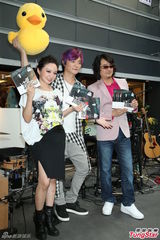 组图：阿沁升格当作家 F.I.R年底出新专辑