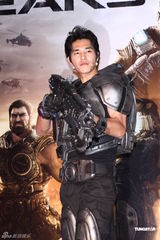 组图：蓝正龙穿铠甲做代言 为新戏勤健身练腹肌