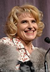 组图：《美好的时光》首映 阿尔丹搭貂皮显贵气