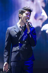 高清组图：2AM香港火热开唱 个人舞台技压全场