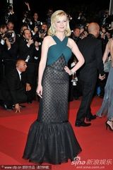组图：《忧郁症》首映红毯 夏洛特挺大肚玩透视