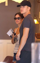 组图：瑞切尔-贝尔森和男友海登逛街购物