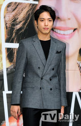 组图：尹恩惠郑容和李东健新剧发布亲密牵手