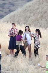 组图：打雷姐红艳泳装身材走样 与型男高空紧拥