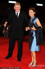 组图：《硬纸盒小镇》首映 导演埃曼诺牵爱妻亮相