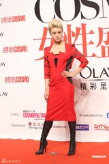 组图：张柏芝现身女性盛典 调侃康永耳套抄袭爱子