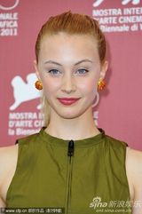 组图：《危险方法》记者会 奈特莉花裙黑超抢眼