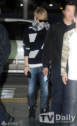 组图：JYJ飞赴越南 朴有天不惧绯闻现身机场