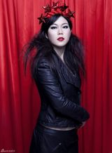 高清组图：	东方天使“不爱红装爱武装”