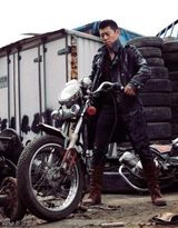 高清图：夏雨拍炫酷时装大片 尽显血性男儿本色