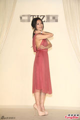 组图：Hebe红色裸背纱裙出镜 舞动裙摆明媚动人