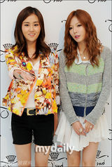 组图：泫雅金素恩等出席女性服装品牌发布会