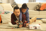 组图：郭涛石头居家写真 父子同乐温馨动人