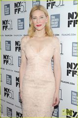 组图：布兰切特高贵蕾丝敞胸襟 女王风范十足