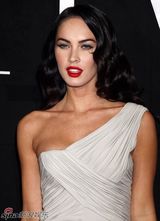 高清组图：梅根-福克斯现身巴黎 看时装秀烈焰红唇