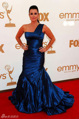 组图：第63届艾美奖红毯 凯尔-理查兹蓝色鱼尾裙