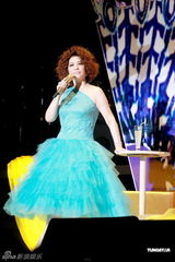 组图：蔡琴宝刀不老香港开唱 服装抢眼红袍闪金光