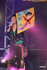 组图：许志安音乐会好友助阵 提前庆生温馨感人