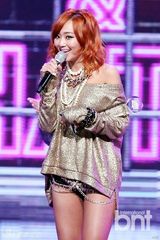 组图：SISTAR孝琳下衣失踪似没穿 EXO白衣纯情