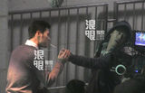 独家：黄渤街边拍戏对瓶豪饮 李晨片场叼烟耍帅