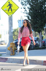 组图：娜娅-里维拉清新亮相 超短热裤秀美腿