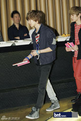 组图：韩国组合SHINee助阵化妆品牌新品发布