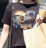 组图：艾玛-罗伯兹街拍 T恤搭配牛仔短裙