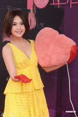 组图：杨丞琳办签唱秀酥胸 自称是罗志祥“男友” 