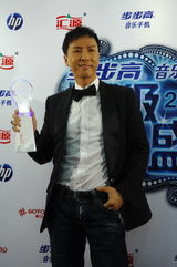 幻灯：甄子丹不慎弄坏奖杯分两半 拼好还原显得意