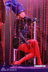 高清组图：郑伊健演唱会 舒淇登台与其热吻