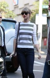 组图：泰勒澳洲买早餐 黑白条纹装显小清新