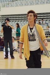 组图：陈楚河现身大学校园 和粉丝篮球赛