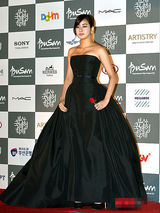组图：姜素拉黑色低胸长裙气质高贵柔美