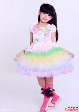 组图：7岁萝莉似林妙可 化浓妆出道被质疑