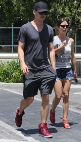 组图：瑞切尔-贝尔森和男友海登逛街购物